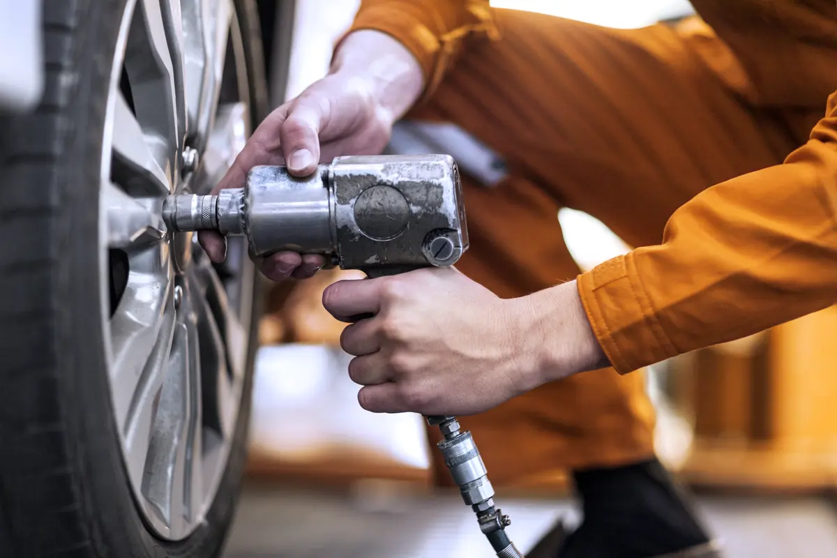 Mechaniker bei der Arbeit